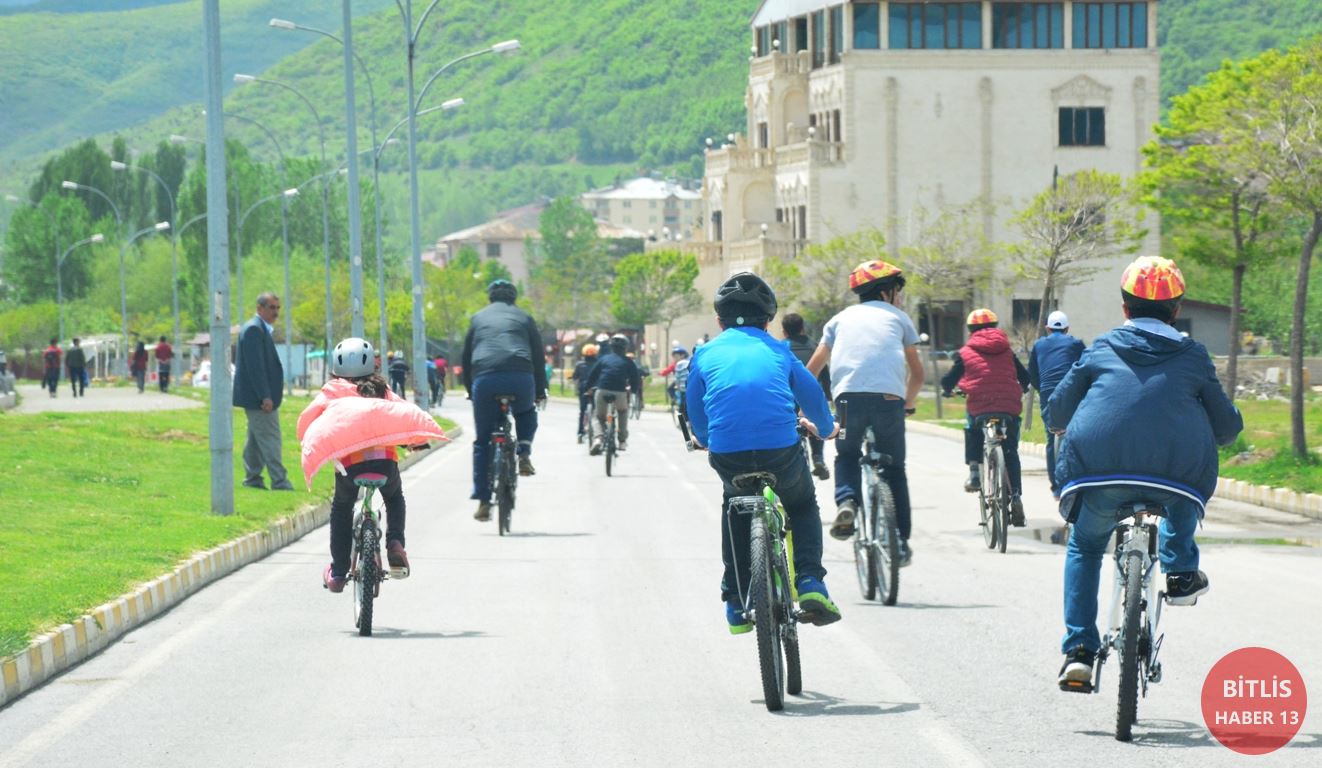 Gençlik Haftası etkinlikleri kapsamında Tatvan ilçesinde “pedal gençlik bisiklet turu” düzenlendi.
