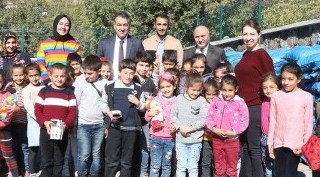 Vali Çağatay'dan Narlıdere köy okuluna ziyareti