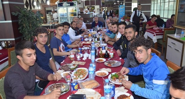 Başkan Aksoy Tatvan Spor ile yemekte bir araya geldi
