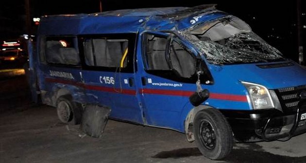 Bitlis'te askeri araç kaza yaptı 12 yaralı