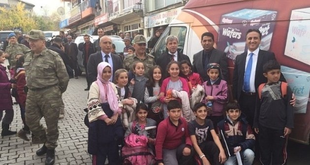 Bitlis Valisi Çınar Mutki'de esnafla bir araya geldi
