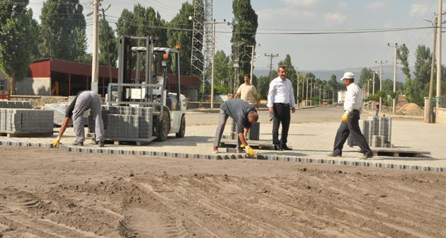 Günkırı Belediyesinin yollarına kilitli parke taşı döşendi
