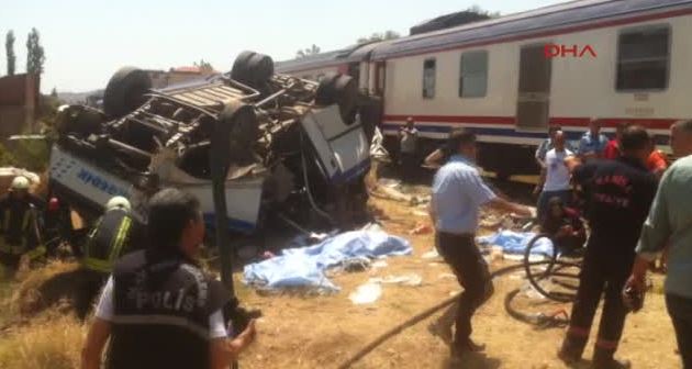 Manisa'da tren kazası 6 ölü 15 yaralı