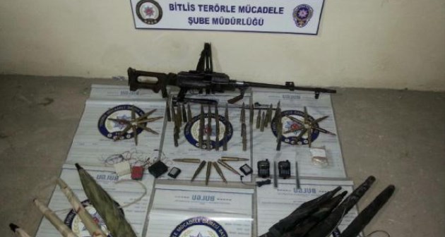 Tatvan'da bir araçta makineli silah ve mühimmat bulundu
