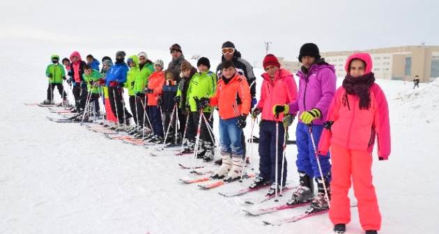 Tatvan'da öğrencilere ücretsiz kayak eğitimi veriliyor