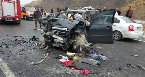 Tatvan'da trafik kazası: 2 ölü 5 yaralı