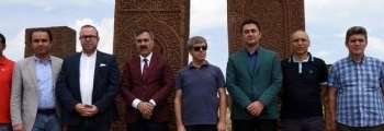 Vali Çınar, Ahlat'taki tarihi mekanları gezdi