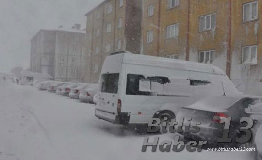 Bitlis'te yoğun kar yağışı ve fırtına vatandaşların evlerinden çıkmasına izin vermedi. Bitlis'te çok az sayıda seçmen evlerine yakın olan okullarda sandık başına gidebildi.