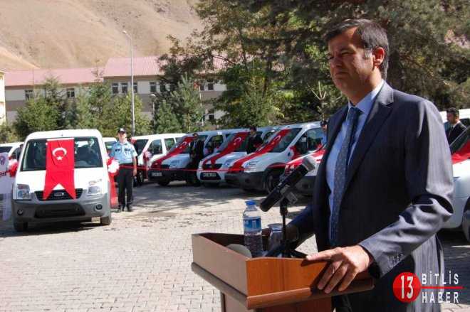 Bitlis Valiliği ve Bitlisli işadamlarının destekleriyle alınan ve İl Emniyet Müdürlüğü'nün hizmetine sunulacak olan 17 aracın teslimi için tören düzenlendi.
