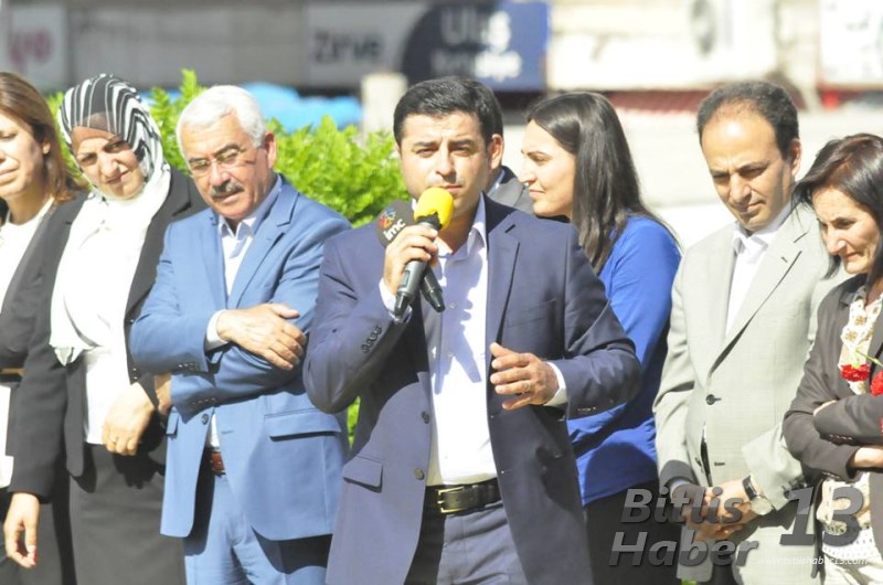 Barış ve Demokrasi Partisi (BDP) Eş Genel Başkanı Selahattin Demirtaş,1 Haziran’da yenilenecek belediye başkanlığı seçimlerinde partisinin adayına destek vermek için Bitlis'in Güroymak ilçesine geldi.