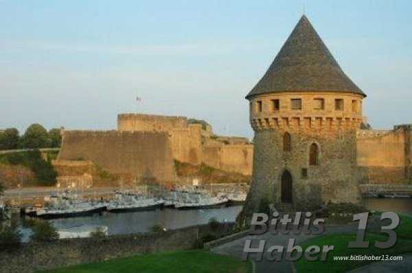 Brest, Fransa’nın kuzeybatısında, Britanya kıyılarında önemli bir liman kentidir. Penfeld nehrinin iki yanındaki tepeler üzerinde kurulmuştur. Brest Birinci Dünya Savaşında Fransa’da savaşan Amerikan askerlerinin çıkarma üssü olarak önem kazanmıştır.
