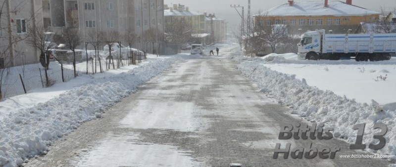 Tatvan Belediyesi, ilçede 4 gündür aralıklarla devam eden yoğun kar yağışıyla beraber karla mücadele çalışmalarını aralıksız sürdürüyor.