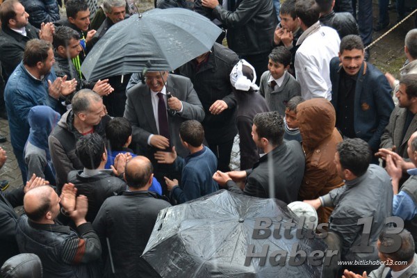 Hava yolu ile Muş'tan gelen Kurtulmuş Norşin'de durarak AKP heyeti ile beraber AKP seçim bürosunda Norşin halkına seslendi.