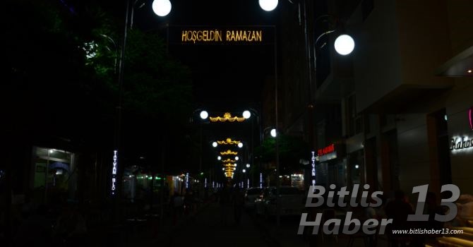 Tatvan Belediyesi Ramazan Ayı'nın gelmesiyle birlikte Yeni Çarşı sokağını, yaptığı aydınlatma çalışmaları ve kullandığı Türkçe, Kürtçe "Hoşgeldin Ramazan" mahyaları ile Ramazan Sokağı'na çevirdi.