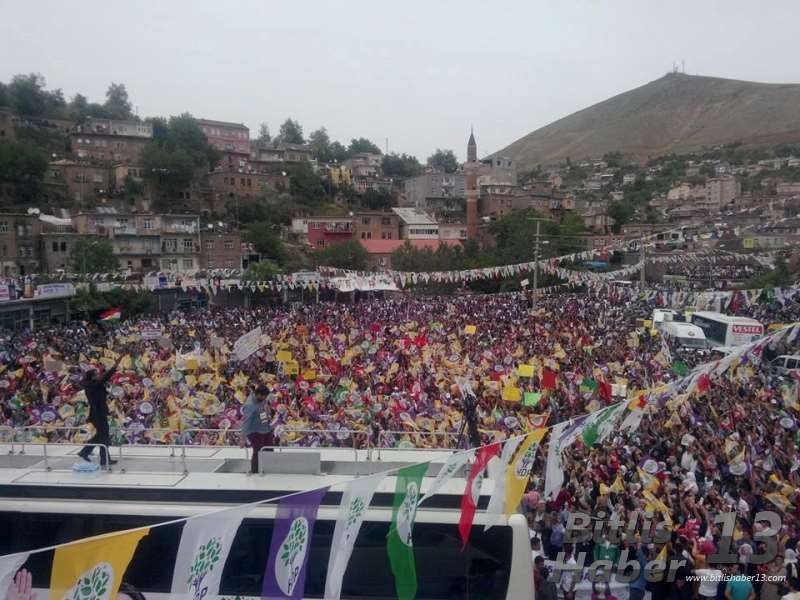 HDP Eş Genel Başkanı Selahattin Demirtaş'ın katıldığı Bitlis mitingi için sabahın erken saatlerinden itibaren alanı dolduran onbinler, "Bizler Meclis'e" sloganları attı. İzdihamın yaşandığı alanda halk çevredeki tepe ve binaları da doldurdu.

