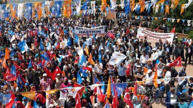 Bitlis Ak Parti milletvekili adayları Güroymak (Norşin) ilçesinde ilk mitingini düzenledi.