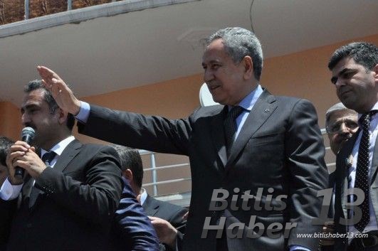Bülent Arınç, 1 Haziran'da yenilenecek belediye başkanlığı seçimlerinde partisinin adayına destek vermek için Bitlis'in Güroymak İlçesi'ne geldi. Arınç burada yaptığı konuşmada, "BDP tabela partisi oldu" dedi.