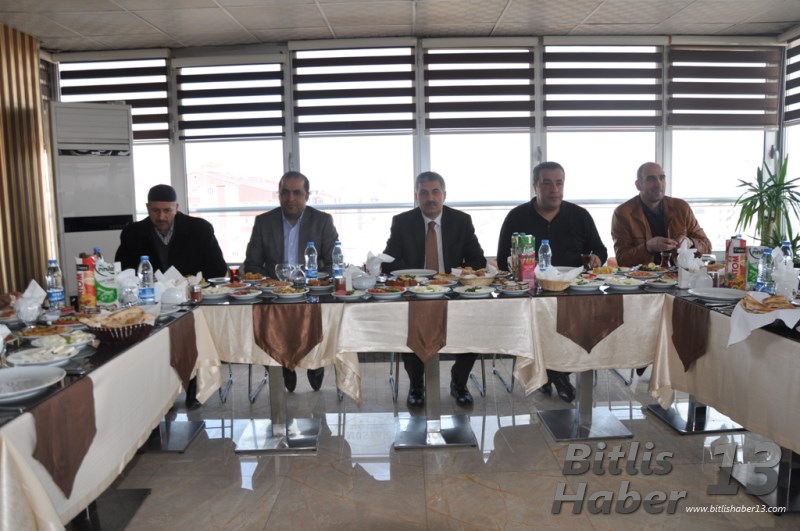 Ak Parti Tatvan Belediye Başkan adayı Fettah Aksoy,  düzenlenen kahvaltı programında mevcut mahalle muhtarları ve adayları ile bir araya geldi.