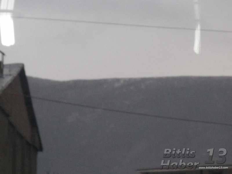 Bitlis ve ilçelerinde merkeze yakın kesimlere kar yağdı