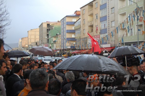 Hava yolu ile Muş'tan gelen Kurtulmuş Norşin'de durarak AKP heyeti ile beraber AKP seçim bürosunda Norşin halkına seslendi.