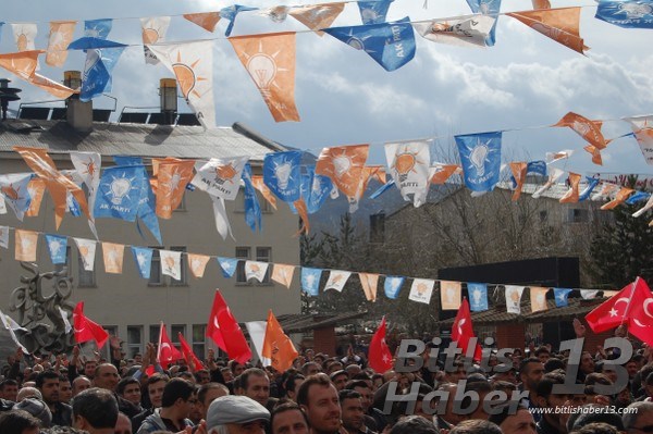 Güroymak'ta (Norşin) AKP seçim mitingini Öğretmen Evi arkası Roboski meydanında düzenledi. 
