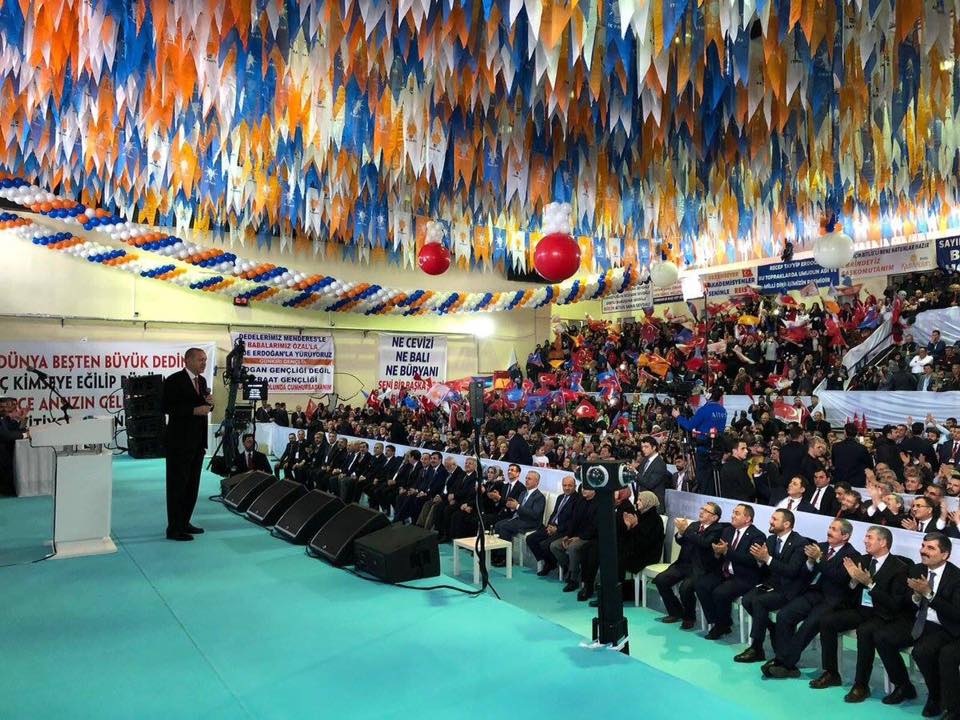 Erdoğan, İsmail Eren Spor Salonu'nda düzenlenen AK Parti Bitlis 6. Olağan İl Kongresi'nde partililere hitap etti.