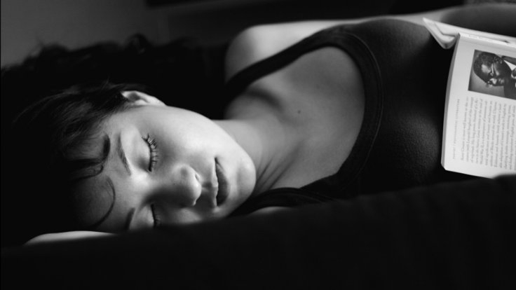 DinleninAşırı yorgunluk da gerilim tipi baş ağrısına neden oluyor. Bu yüzden dinlenmek ya da istirahat etmek ağrıyı önlemek için çok önemli.