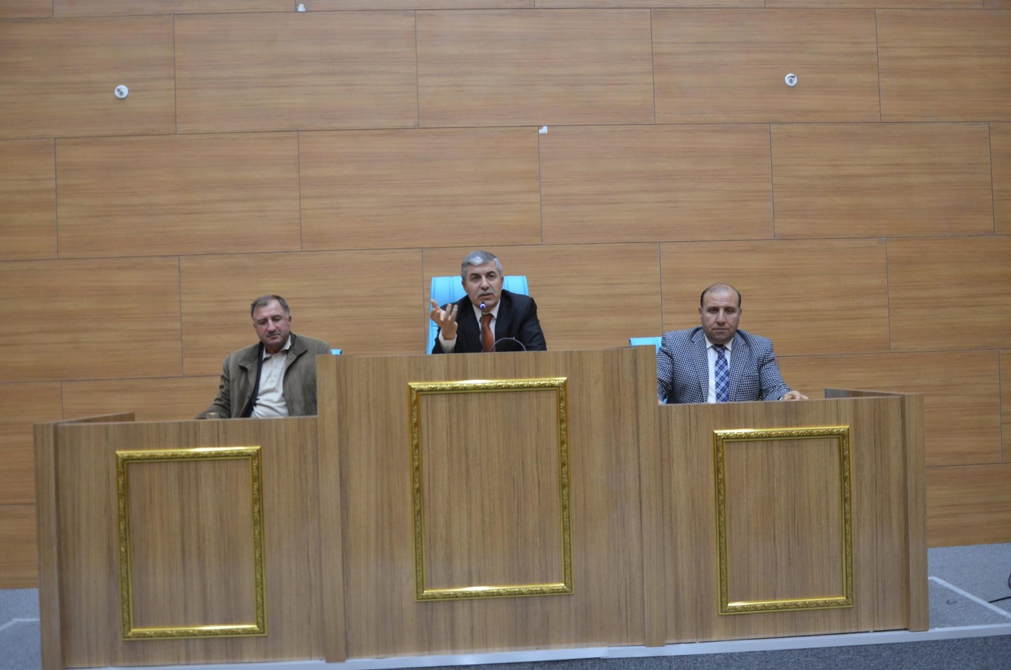 Tatvan Belediye Başkanı Fettah Aksoy, yeni belediye sarayında merkez mahalle muhtarları ile bir araya geldi.
