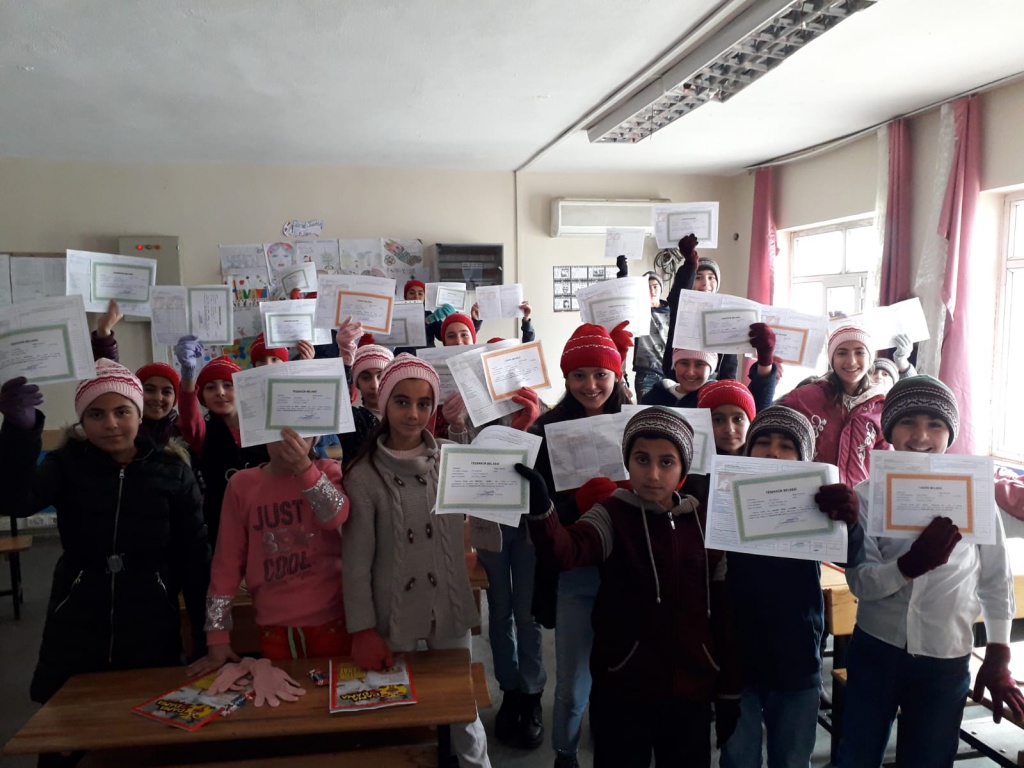 Günkırı Belediye Başkanı İlhan Çetinsoy'un desteği ile Beldede eğitim gören 1250 öğrenciye bere ve eldiven dağıtıldı.
