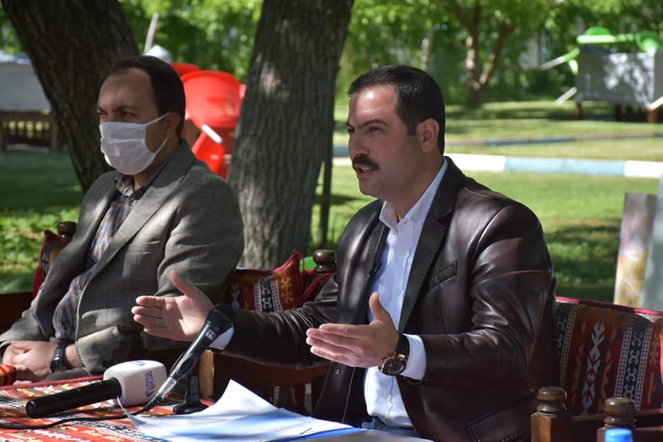 Tatvan Belediye Başkanı Mehmet Emin Geylani, önümüzdeki günlerde Cumhuriyet Caddesinde yürütülecek olan alt ve üst yapı çalışmalarıyla ilgili basın toplantısı düzenledi.
