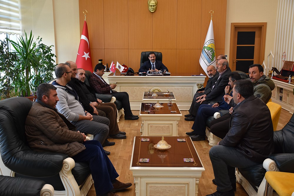 Tatvan Belediye Başkanı Mehmet Emin Geylani, Başkanlık makamında gerçekleştirilen, birim amirlerinin de katıldığı toplantıda muhtarların talep, görüş ve önerilerini dinledi. 