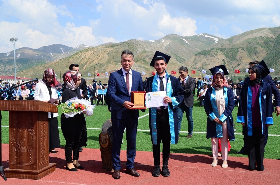 Bitlis Eren Üniversitesinde (BEÜ) düzenlenen törende, bin 600 öğrenci mezun olmanın sevincini yaşadı.
