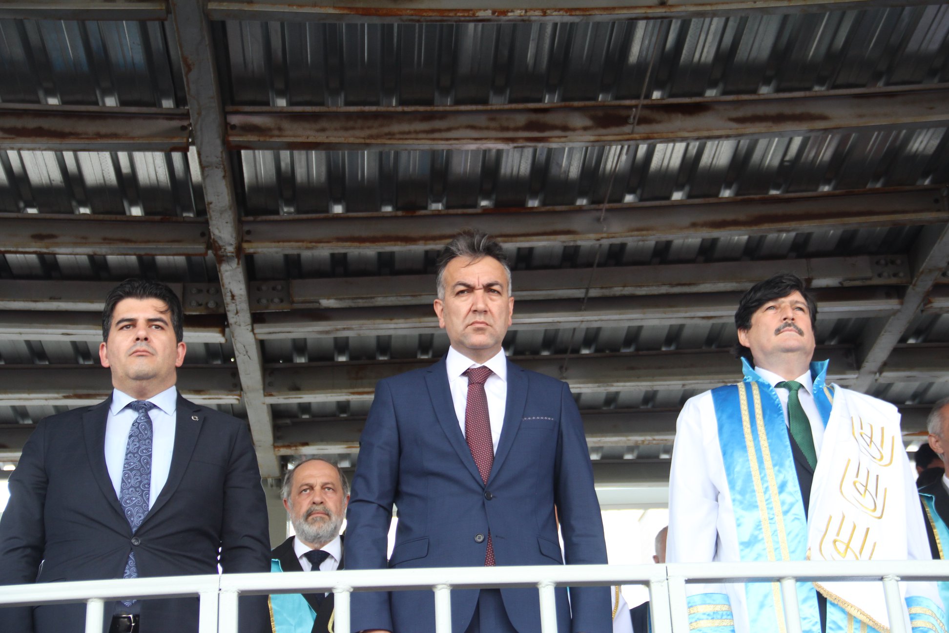 Bitlis Eren Üniversitesinde (BEÜ) düzenlenen törende, bin 600 öğrenci mezun olmanın sevincini yaşadı.
