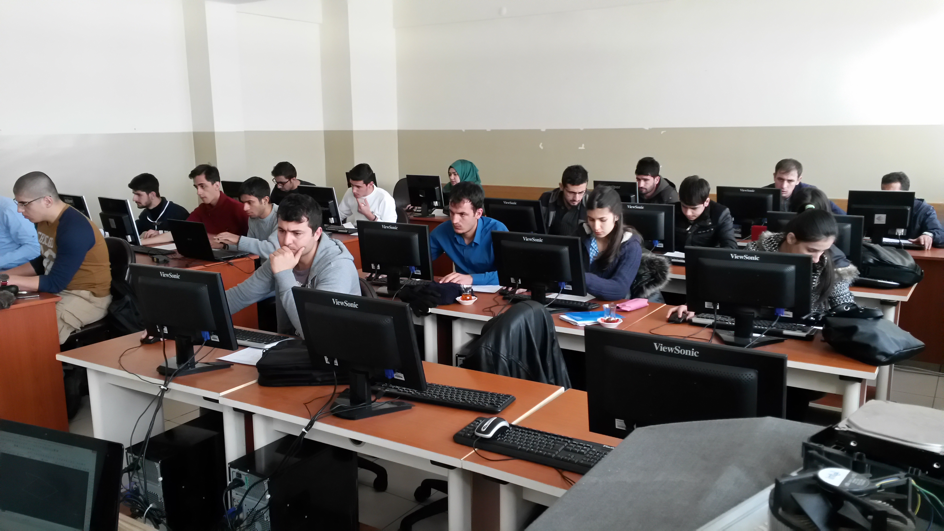 Bitlis Mesleki Eğitim Merkezinde açılan iki boyutlu çizim (AUTOCAD) kursuna Bitlis Eren Üniversitesi öğrencilerinden büyük bir ilgi ve katılım var.