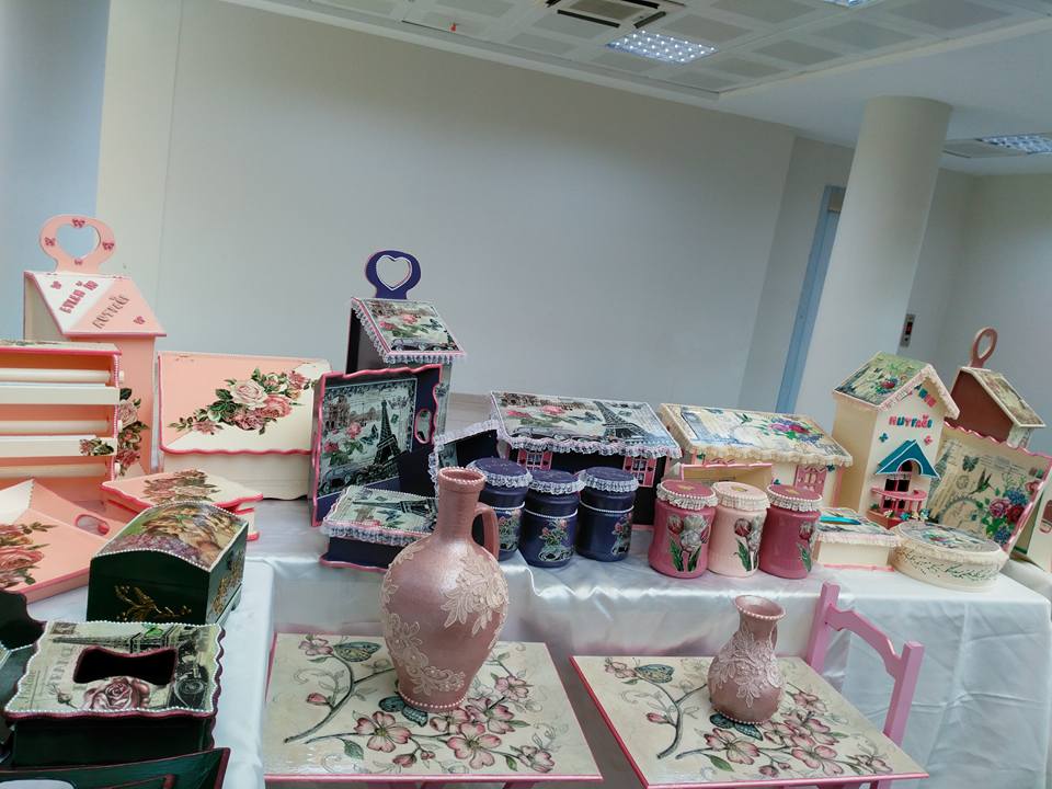 Bitlis'te faaliyet gösteren Aile Destek Merkezi (ADEM) kursiyerlerinin yıl boyunca yaptığı ele emeği ürünler sergilendi.
