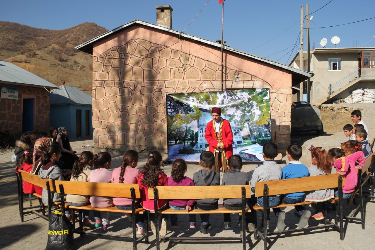 Bitlis Belediyesinin oluşturduğu Bitlis Belediyesi Tiyatro Topluluğu ‘’Tiyatrosuz Çocuk Kalmasın’’ projesi kapsamında köy çocuklarını tiyatro ile buluşturuyor.