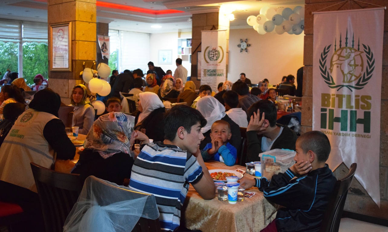 Bitlis İnsan Hak ve Hürriyetleri İnsani Yardım Derneği (Bitlis İHH) tarafından Dünya yetimler günü kapsamında Bitlis’in Ahlat ilçesinde yetim çocukları için iftar yemeği verilerek yetim giydirme programı düzenlendi.
