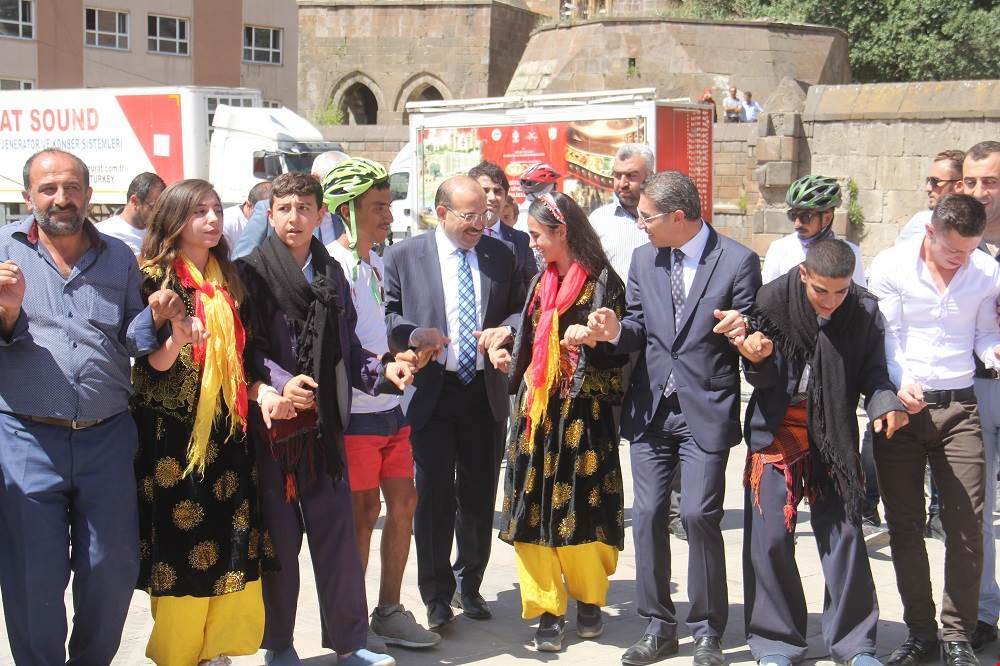 Bitlis Gökmeydan'da düzenlenen tören, Atatürk Anıtı'na çelenklerin sunulması, saygı duruşu ve İstiklal Marşı'nın okunmasıyla başladı.
