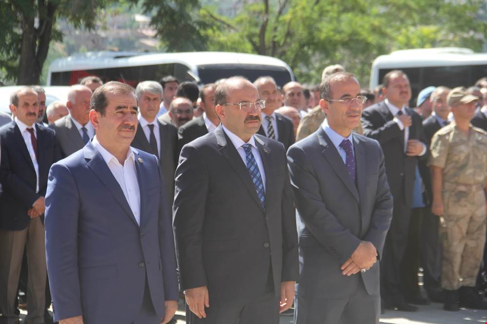 Bitlis Gökmeydan'da düzenlenen tören, Atatürk Anıtı'na çelenklerin sunulması, saygı duruşu ve İstiklal Marşı'nın okunmasıyla başladı.
