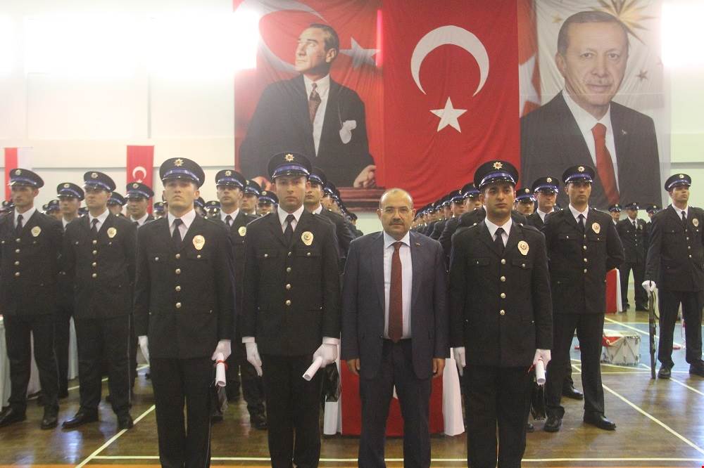 Bitlis Polis Meslek Eğitim Merkezinde (POMEM) eğitimlerini tamamlayan 382 Polis Memuru yeni görev yerlerine uğurlandı.
