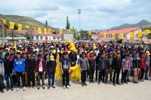 KESK, DİSK ve TTB öncülüğünde Bitlis merkezdeki Gökmeydanı’nda 1 Mayıs İşçi Bayramı kutlandı.