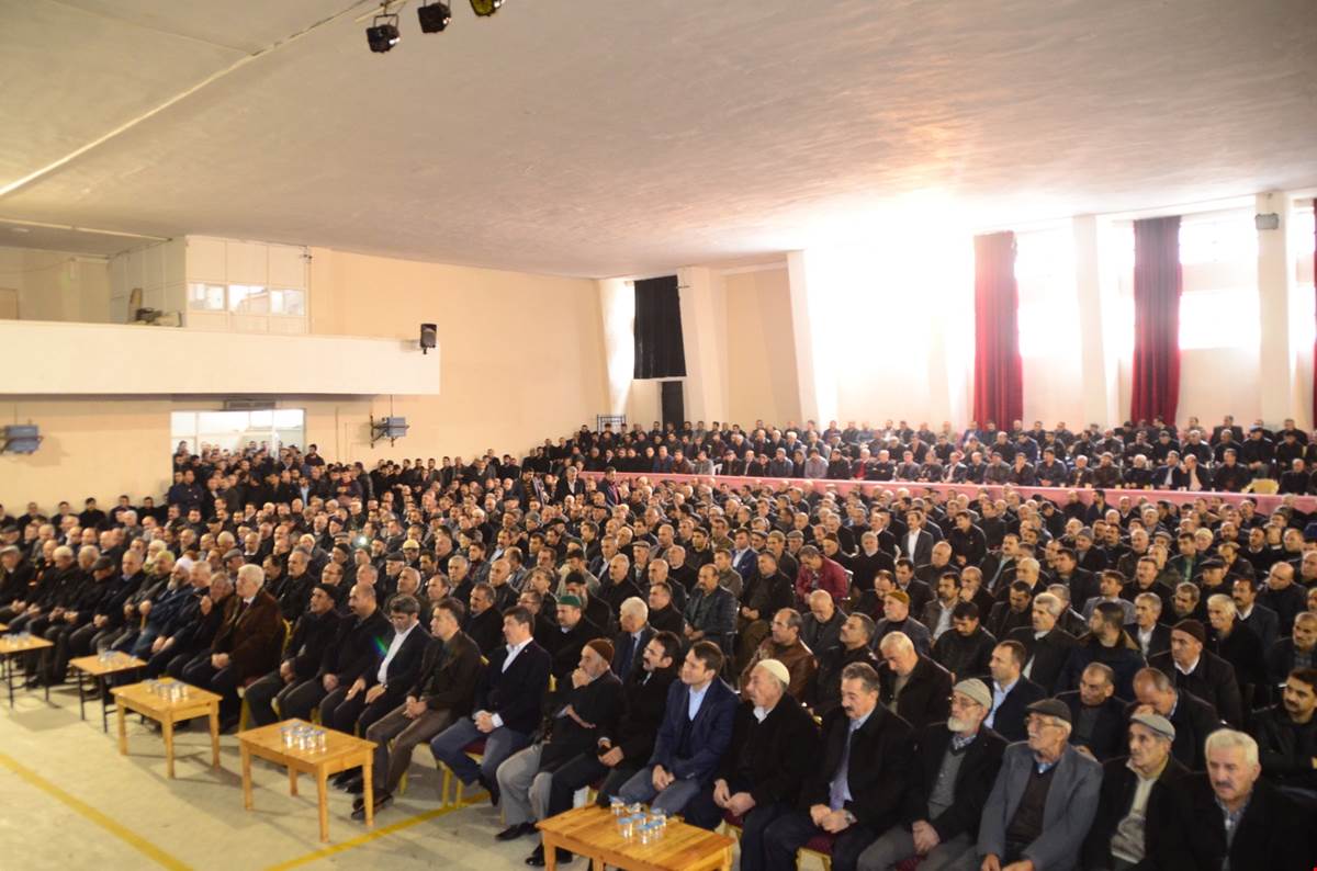 Bitlis’te bir kişinin ölümü ve 9 kişinin yaralandığı olay sonrası aralarında husumet oluşan Dağ ve Durmuş aileleri, düzenlenen törenle barıştı.
