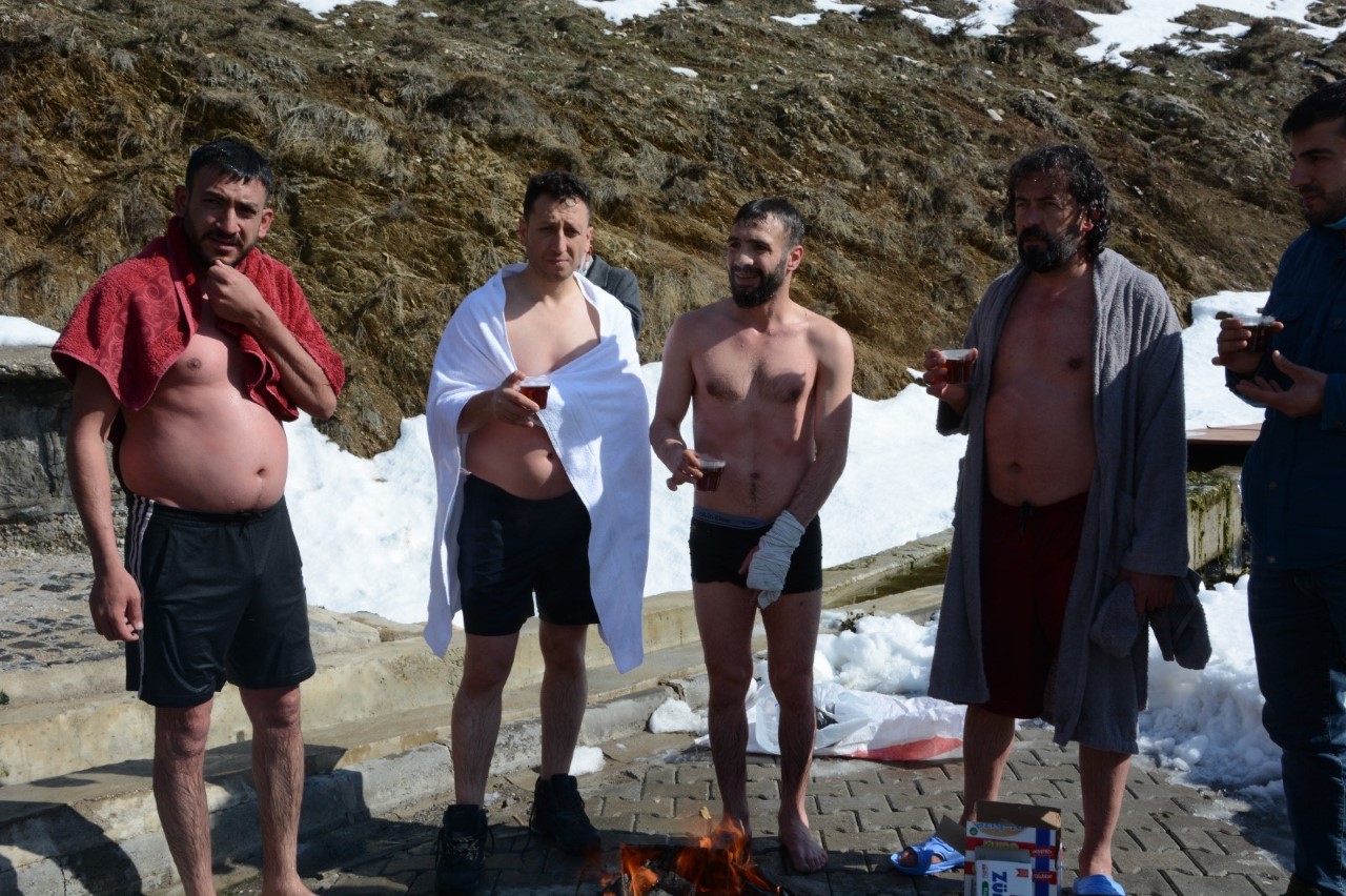 Bitlis’te Beşminare Düşünce Akademisi Derneği tarafından eksi - 15 derecede, “5. Geleneksel Altun Kalbur Kış Yüzme Şenlikleri” yapıldı.
