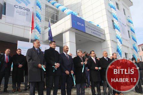 Bitlis'te İş-Kur binasının resmi açılışına Cumhurbaşkanı Recep Tayyip Erdoğan telekonferans sistemiyle katıldı.