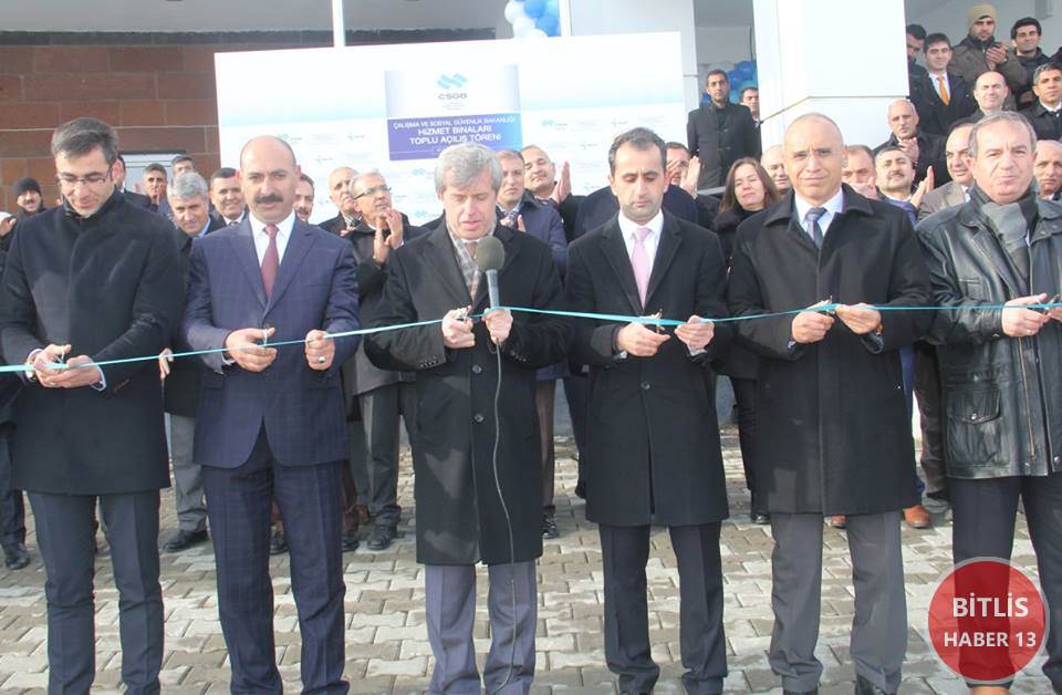 Bitlis'te İş-Kur binasının resmi açılışına Cumhurbaşkanı Recep Tayyip Erdoğan telekonferans sistemiyle katıldı.