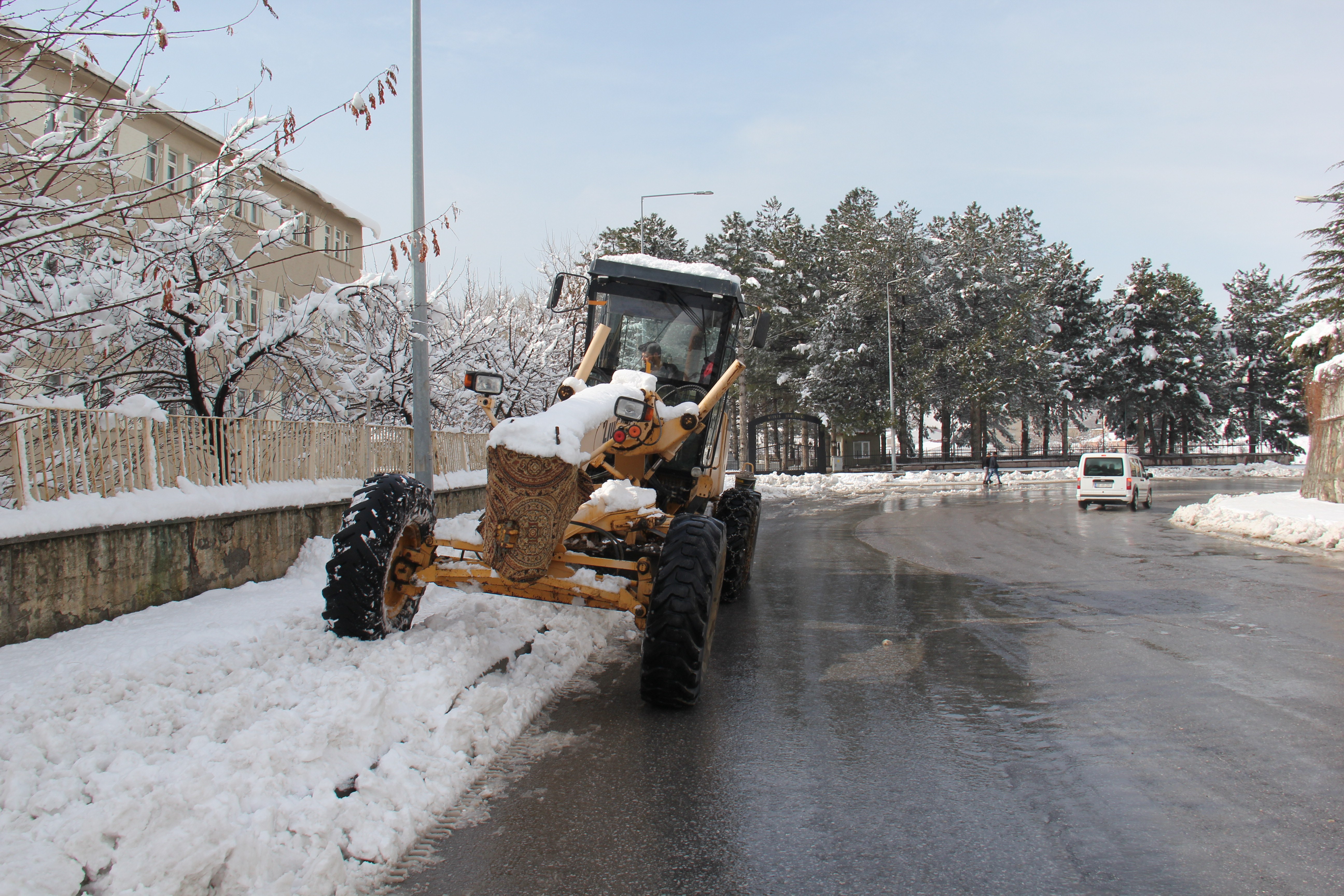 Bitlis’te etkili olan kar yağışının ardından belediye ekipleri, sabahın ilk ışıklarına kadar kar temizleme çalışması yaptı.
