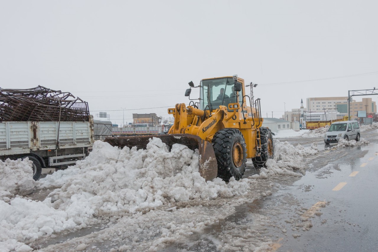Bitlis Belediyesi, karla mücadele çalışmalarını yürütüyor. Gece saatlerinde kente etkisini gösteren kar, mahalle yollarını ulaşıma kapattı.
