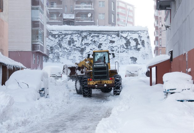 Bitlis Belediyesi, dün akşam saatlerinden bu yana etkisini sürdüren yoğun kar yağışı nedeniyle karla mücadele seferberliği başlattı.
