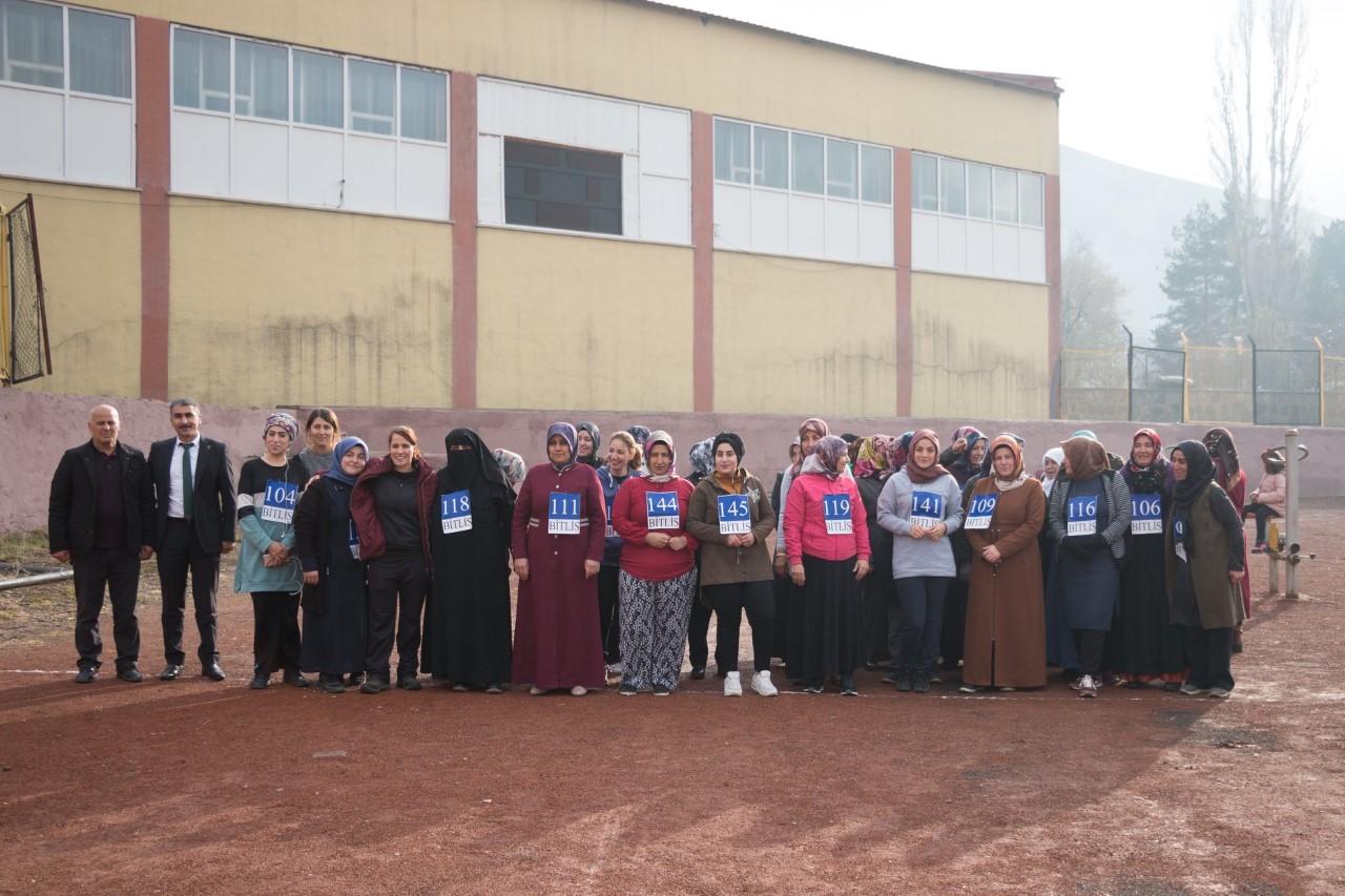 Bitlis Belediyesi bünyesinde açılan spor kursuna 6 yıldır devam eden kadınlar, bu kez kentte ilk kez düzenlenen yürüyüş yarışmasında yarıştı.
