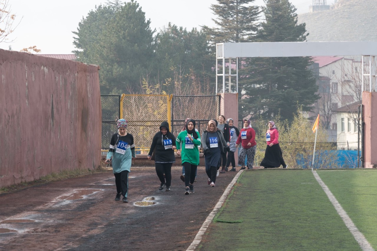 Bitlis Belediyesi bünyesinde açılan spor kursuna 6 yıldır devam eden kadınlar, bu kez kentte ilk kez düzenlenen yürüyüş yarışmasında yarıştı.
